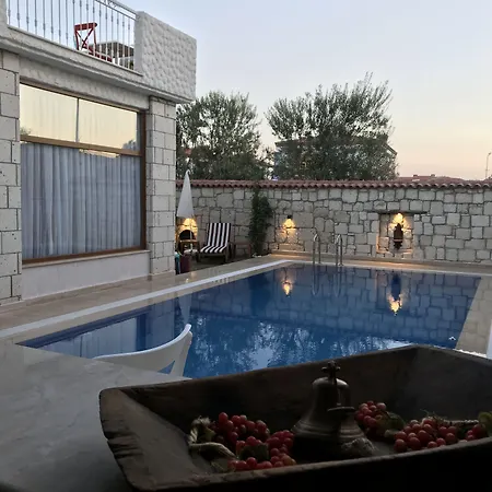 Ivy House Loca Hotel *